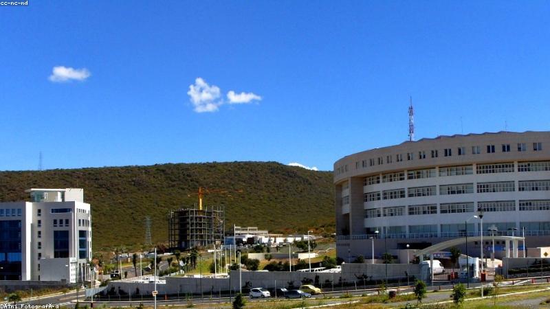 emule下载客户端主界面与全球P2P节点网络示意图